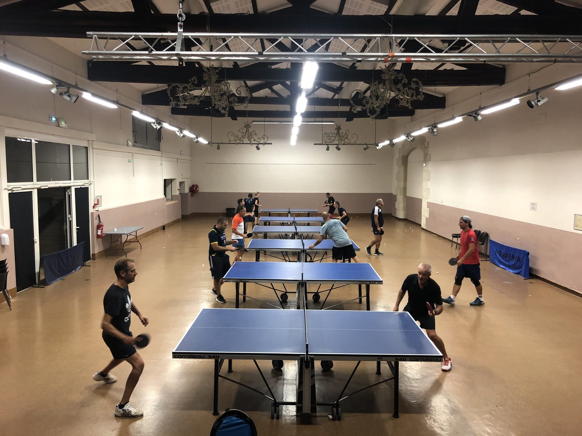 Entraînement des adultes du club, plusieurs tables en jeu dans la salle Armingué